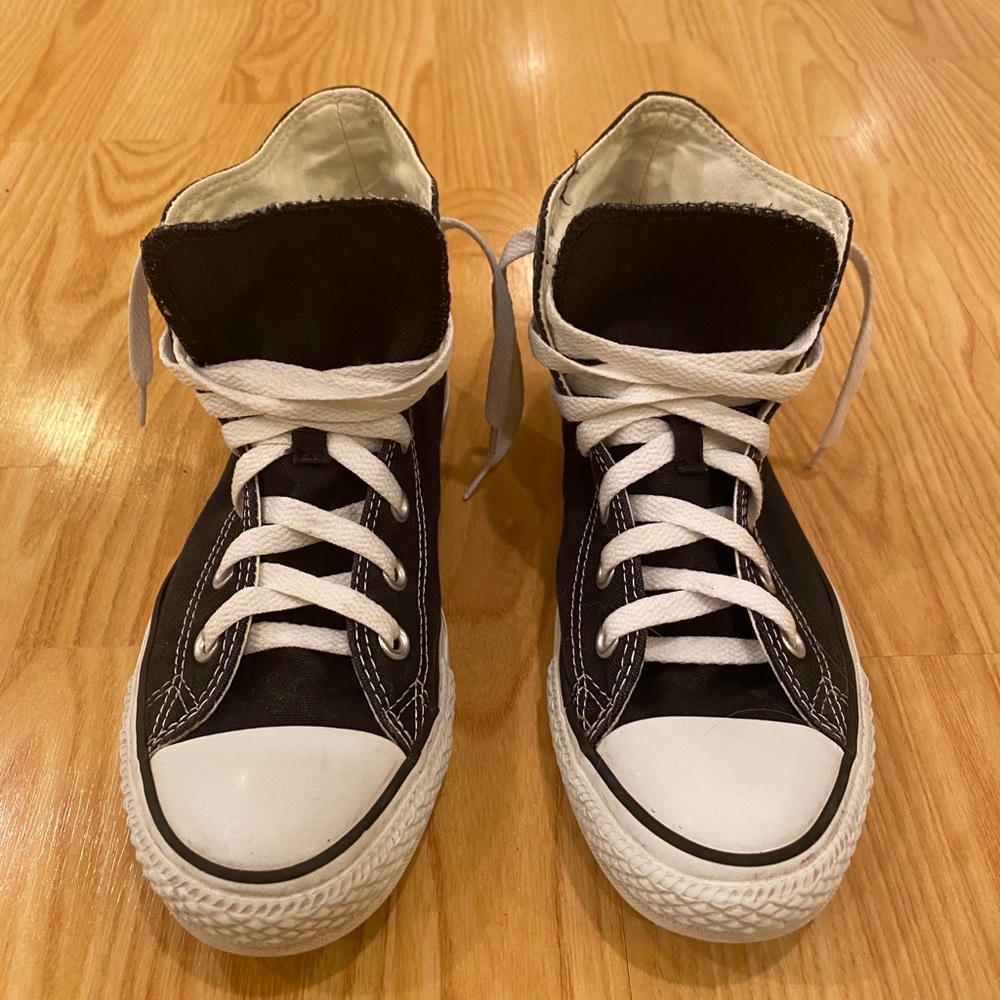 Black high top converse.